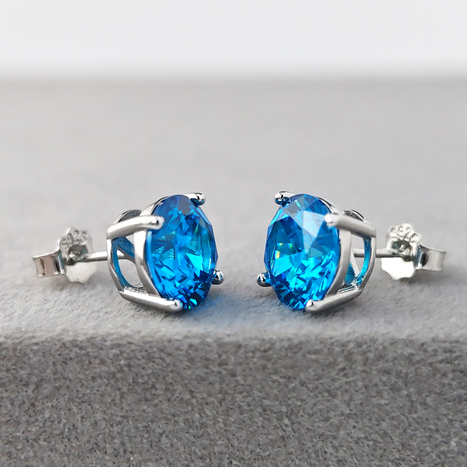 Easy Stud Earrings with Three-Carat Design